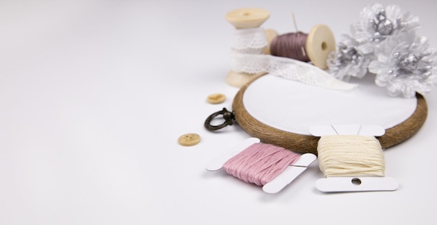 Materiały do haftu na stole