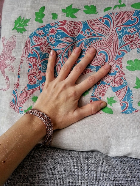 Kobieta haftująca tradycyjny wzór